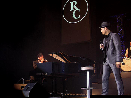 Lutz Krajenski am Klavier, immer gut gelaunt, selbst wenn der “Opfer” der Texte von Roger wird (Foto: Romy)