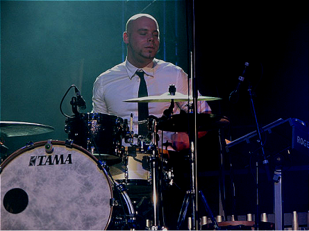 Matthias Meusel im gestrippten Outfit während des Schlagzeug-Solos